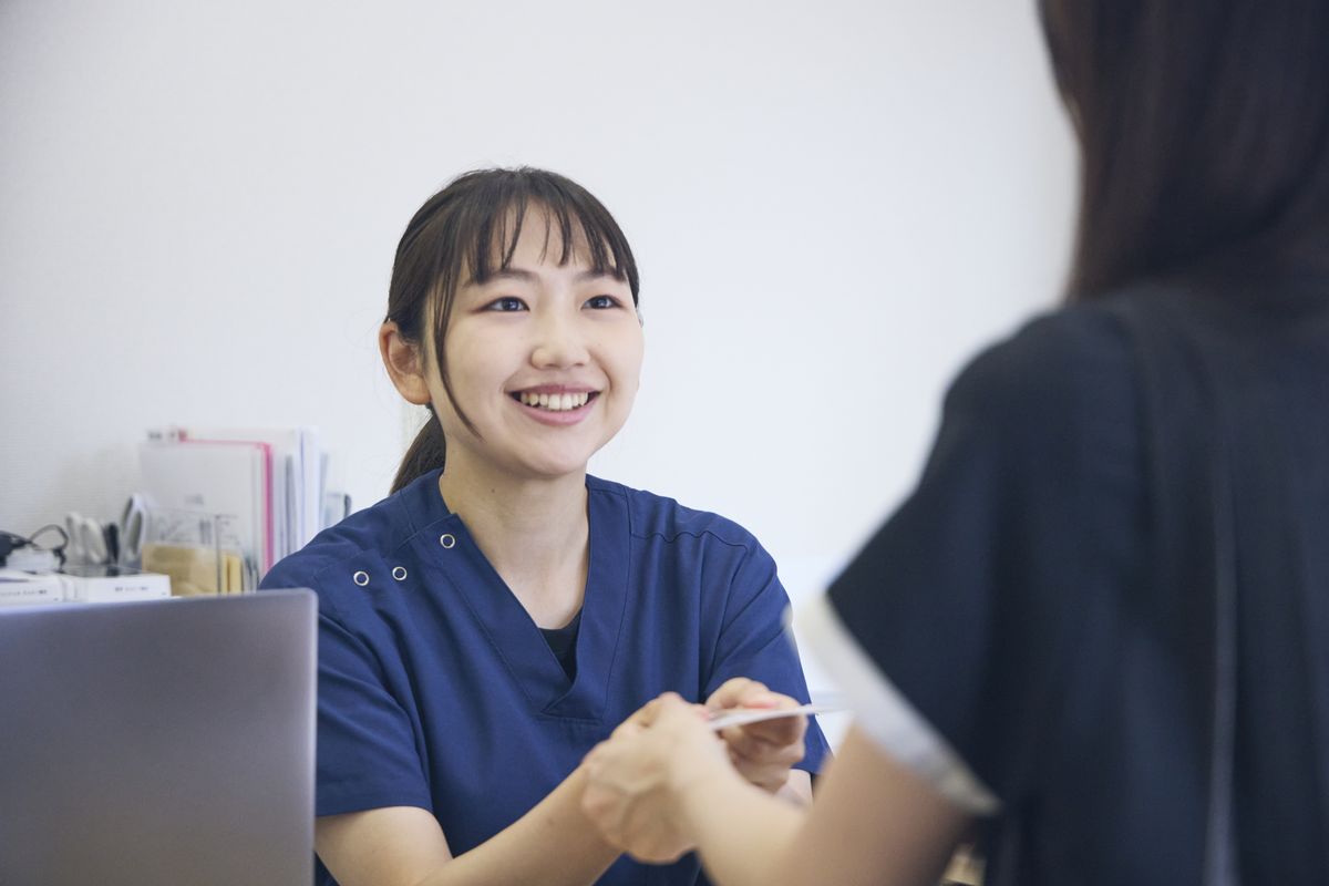 からだラボ整骨院グループのスタッフが、笑顔で問診をしている様子