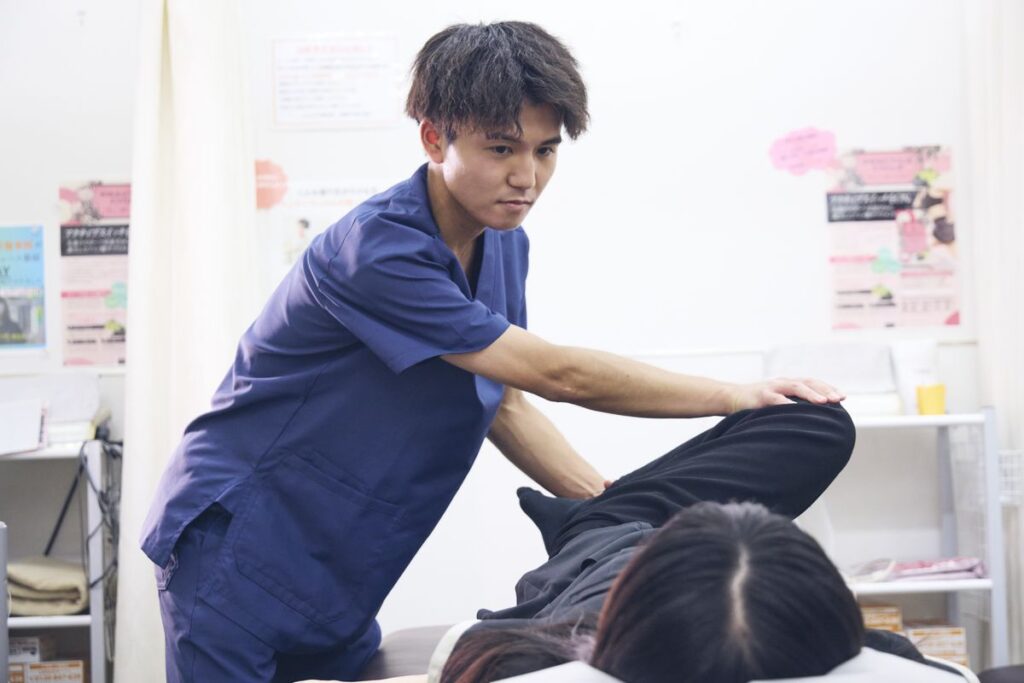 からだラボ整骨院グループのスタッフが、脚・お尻まわりを施術している様子